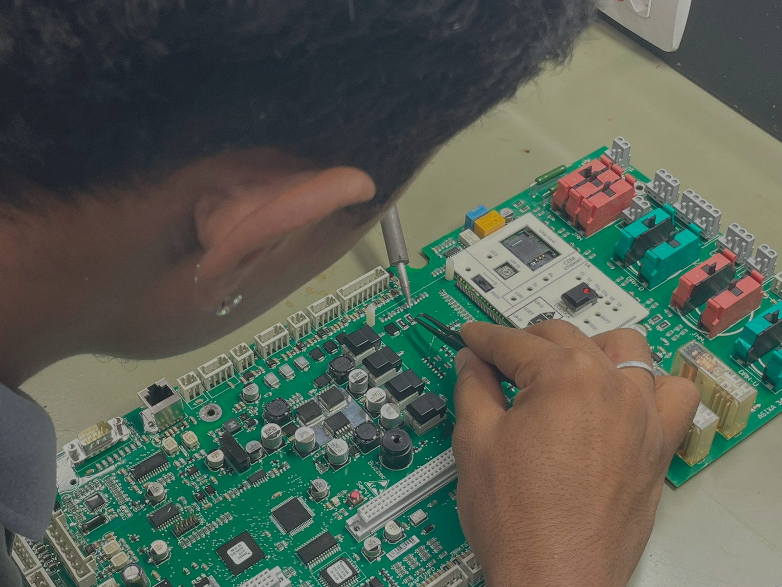 Foto de Homem trabalhando com eletronica