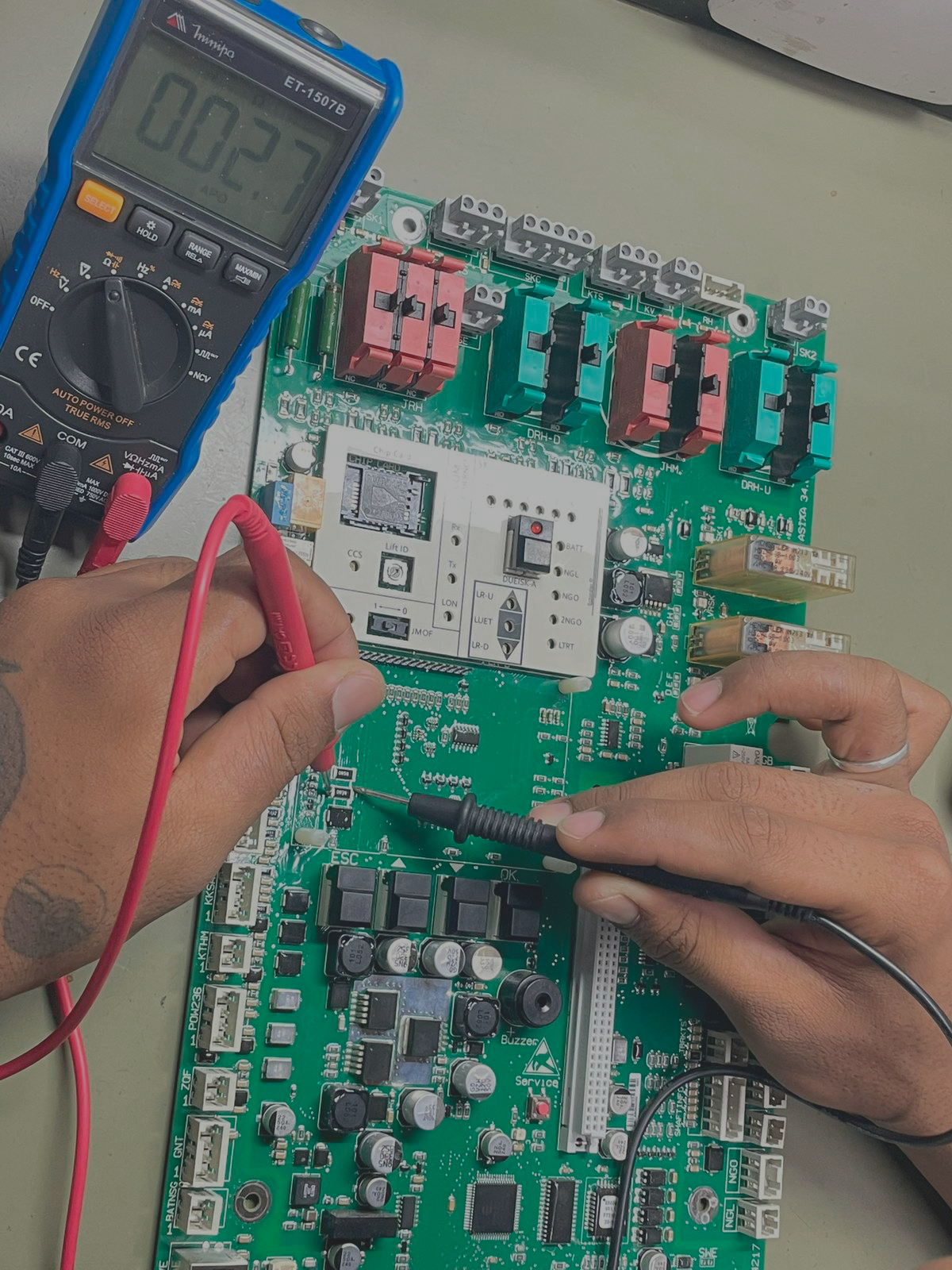 Foto de Homem trabalhando com eletronica