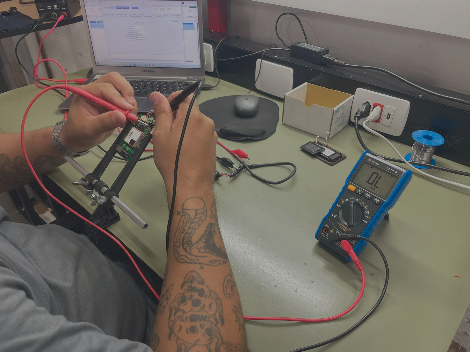Foto de Homem trabalhando com eletronica